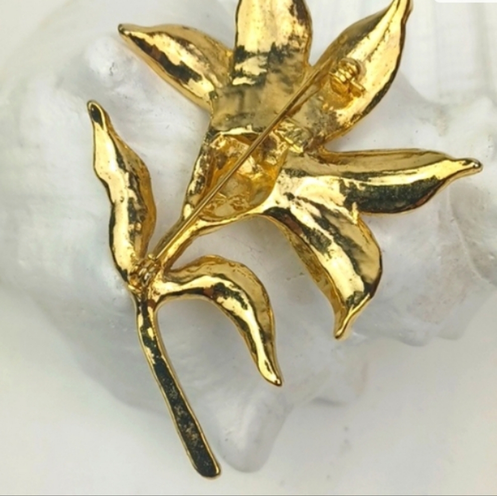 Vintage Very Gold Tone Highly Detailed Flower Brooch Pin - Picture 3 of 10